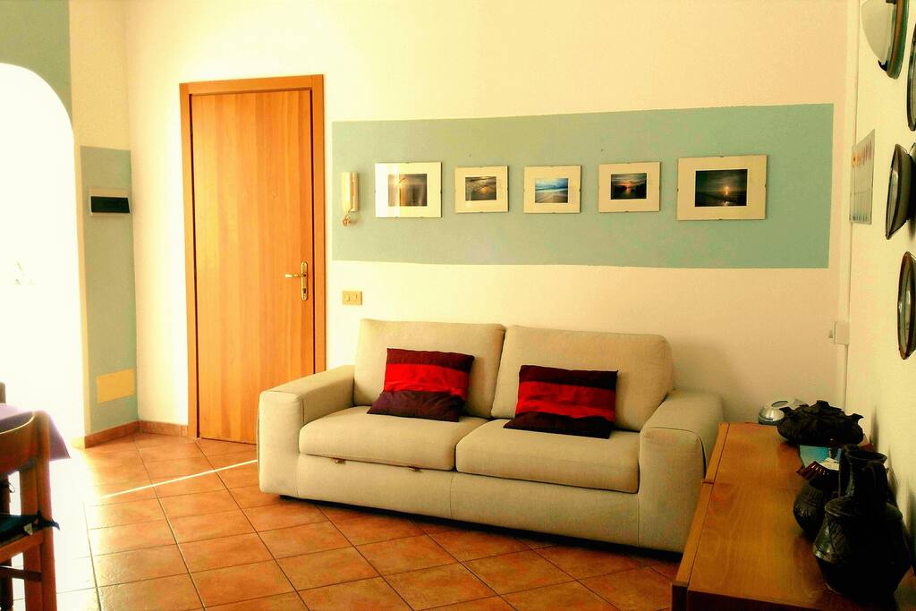sala con tv e divano letto