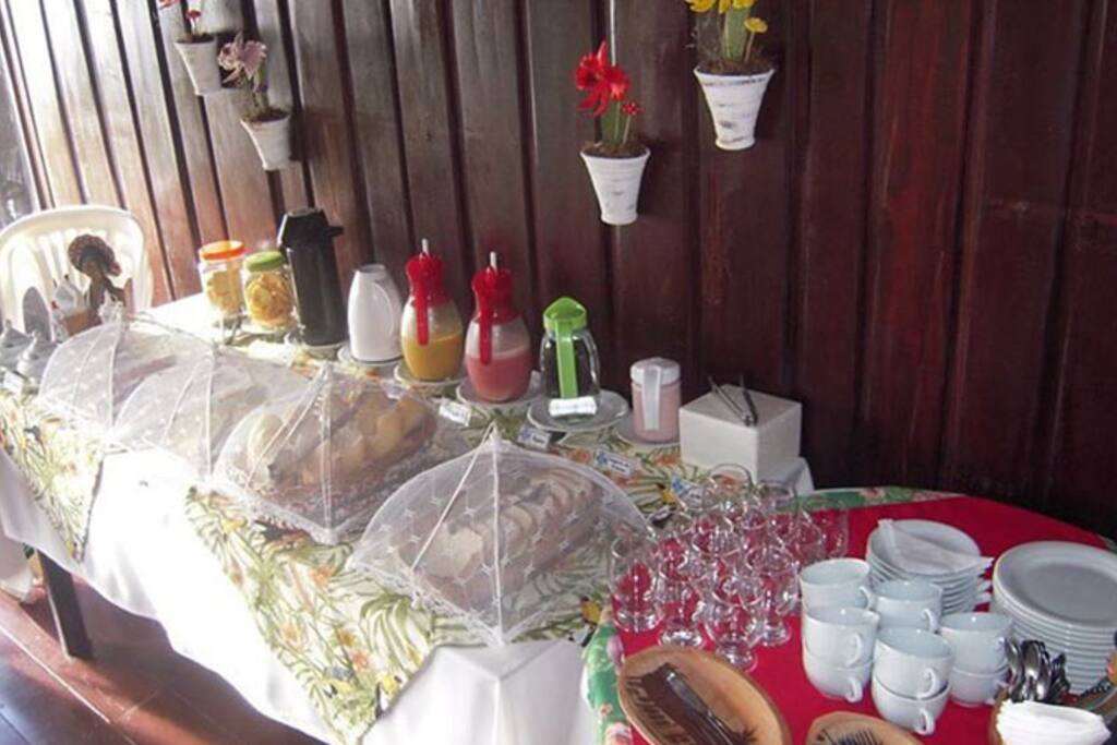 Nosso delicioso café da manhã, com bolos, ovos, pães, frutas e pratos típicos da nossa região.