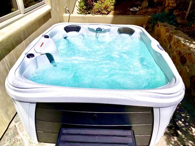 Gorgeous 4 bedroom ocean view villa with hot tub gallery image 3