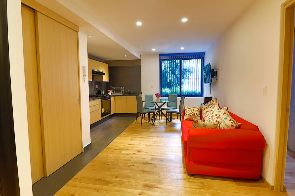 Estancia, área de TV., cocina integral equipada, el área de la lavadora y el calentador eléctrico.