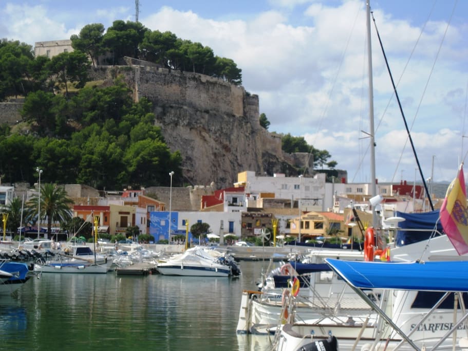 Denia is a lovely city, which is alive the whole year and at the same time, due to the long stretch of beach, it is never too crowded in summer.