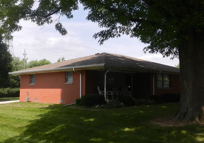 Cozy 2 Bedroom Duplex In The Burbs Houses For Rent In