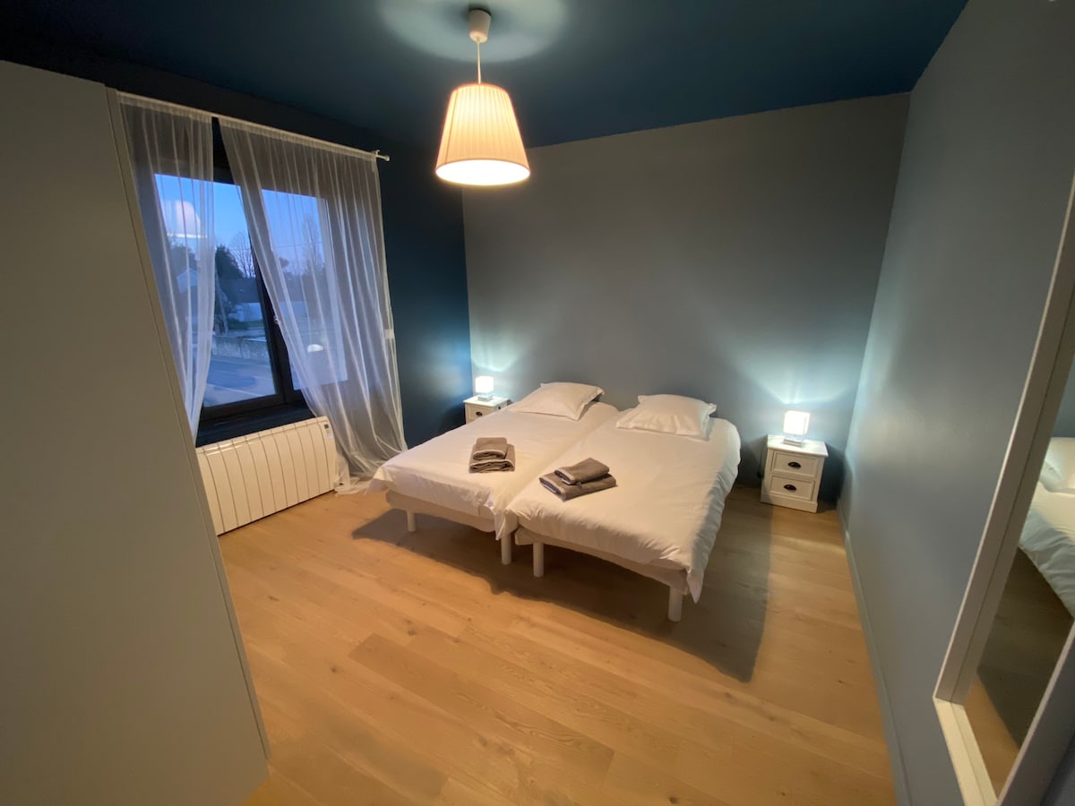 Two 90 beds with en-suite bathrooms in front of the landing.