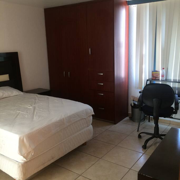 Una de las dos habitaciones a elegir, con baño propio.