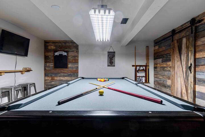 Superbe maison, terrain intime, spa et billard! gallery image 3