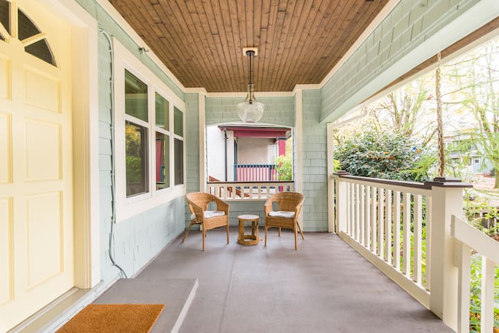 Super Spacious, Central Apartment with a Stylish Vibe.