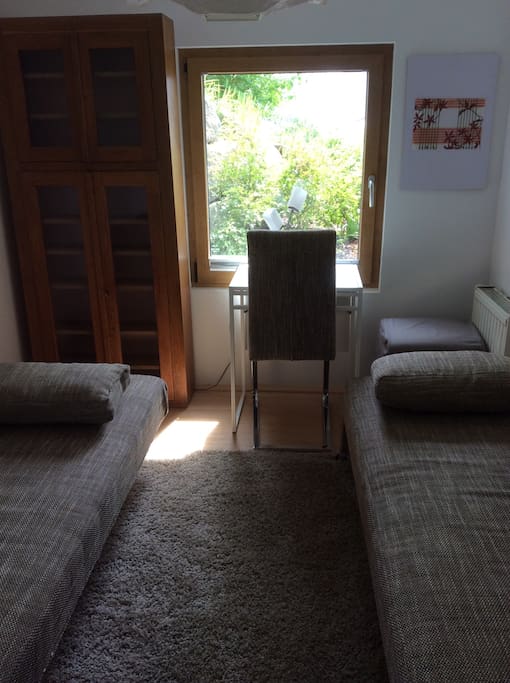 Der Seeblick und die Nähe zum See sind das Tollste! Der Raum ist optimal nutzbar, alleine reisen, als Paar (Betten zusammenstehend), als Freunde ( Betten zu beiden Seiten aufgestellt). Eine Terrasse ist über den Garten mitbenutzbar .