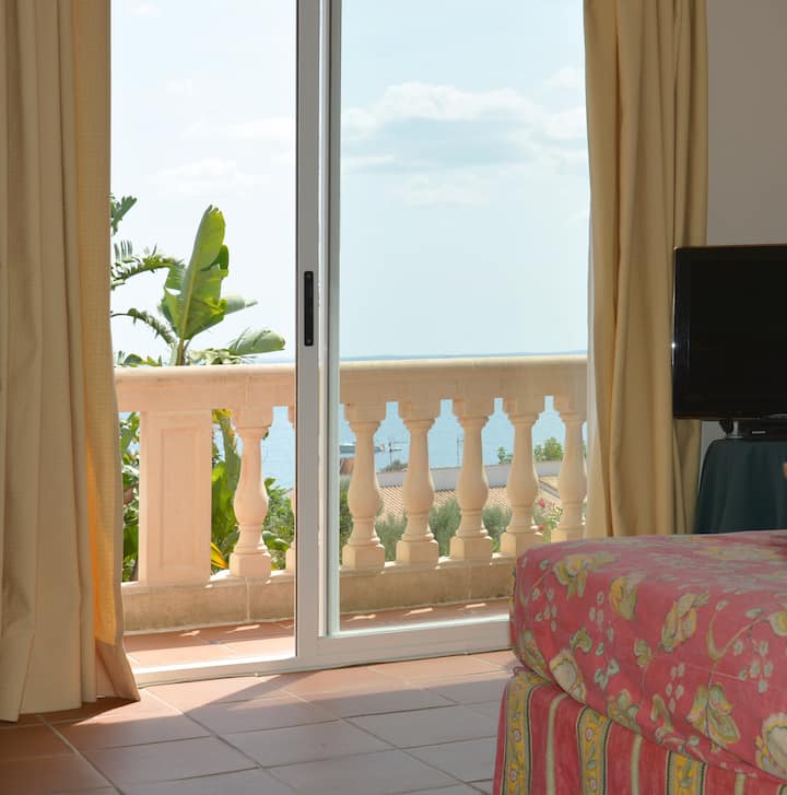 Dormitorio con cama Queen, baño en suite, aire acondicionado y salida a la terraza.
חדר שינה עם מיטת קווין סייז,מזגן, טלוויזיה, חדר רחצה צמוד עם ג'קוזי. גישה ישירה למרפסת ולבריכה. נוף יפה.