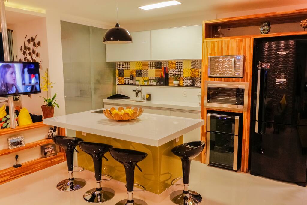 Cozinha aberta para a sala.