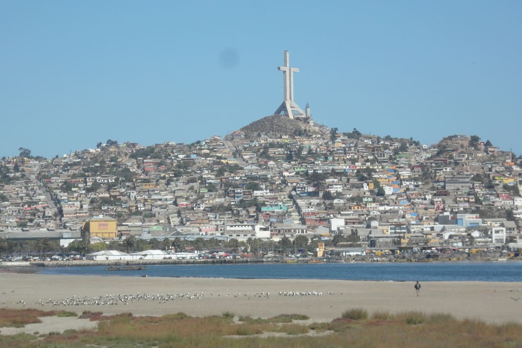 Vista a la Cruz del Milenio desde la Reserva Medio Ambiental, El Culebròn.