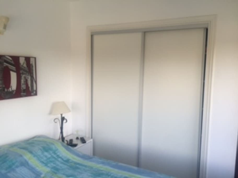 dormitorio con cómodo placard