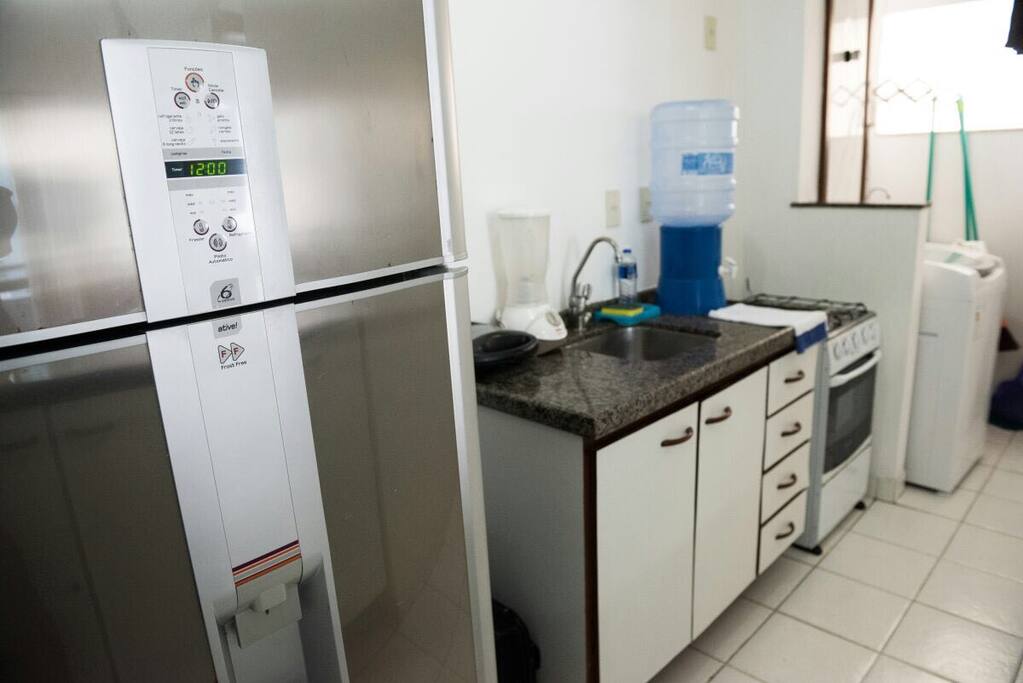 Geladeira com modo para gelar bebida. Máquina de lavar nova. 2 varais. Sanduicheira, Liquidificador e Microondas.