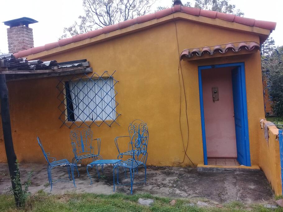 Estacionamiento bajo pergola de junco
