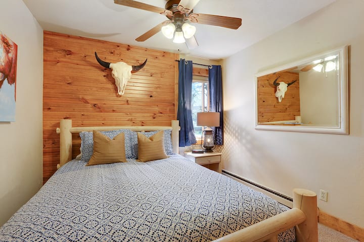 Glavna spavaća soba s bračnim krevetom. 