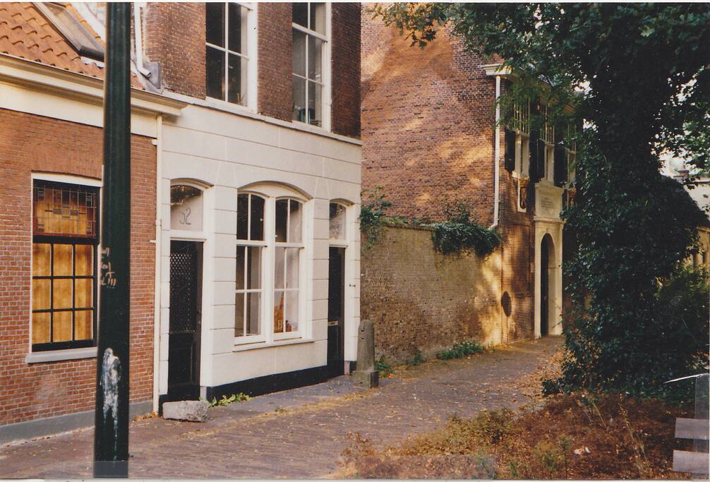 ingang, deur rechts nr 53