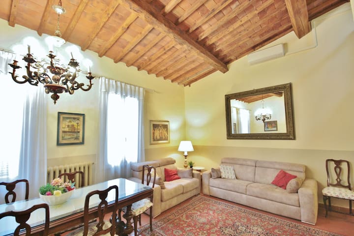 X-large apartment in the hearth of Florence!