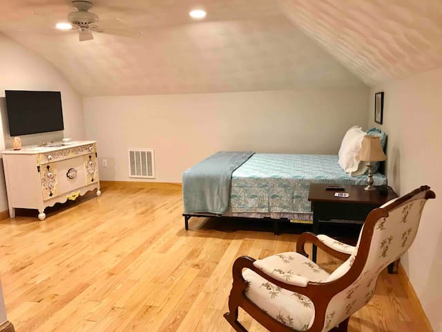 Huge Entire 2nd Floor -Private Suite & Master Bath