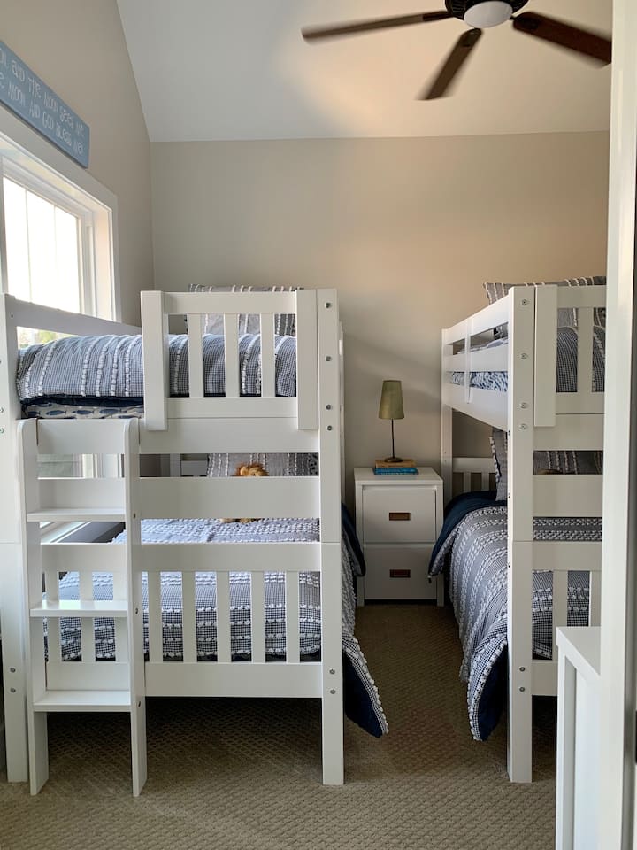 双层床房，配有全功能卫生间。 