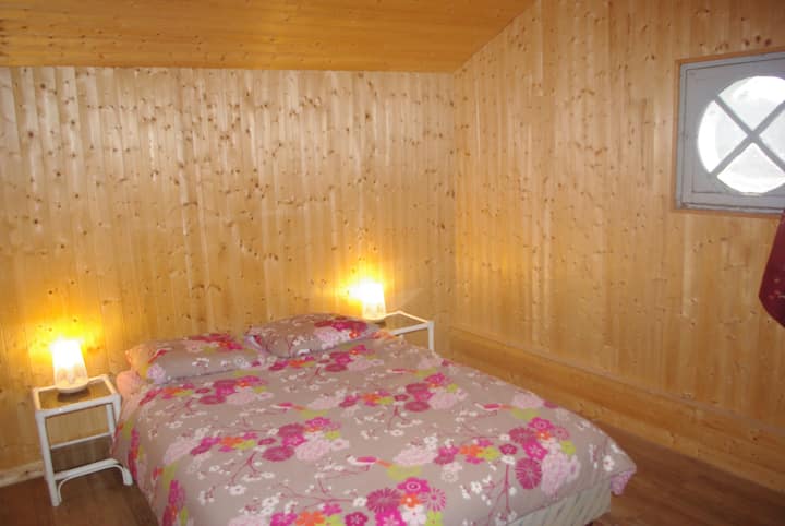 spálňa 5 na poschodí s posteľou 140 a posteľou 90