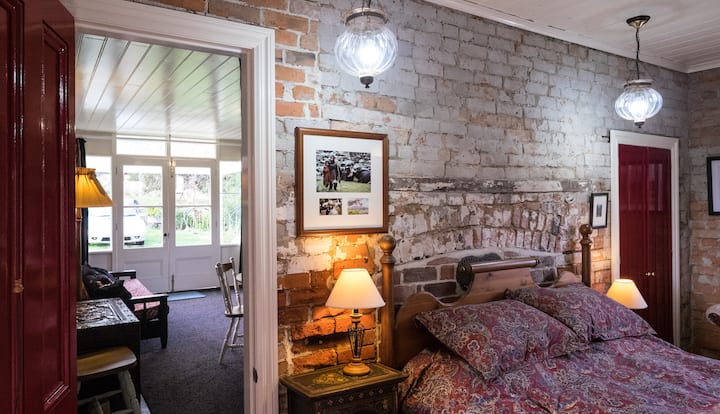 Spálňa s manželskou posteľou Queen a zimnou pokrývkou do