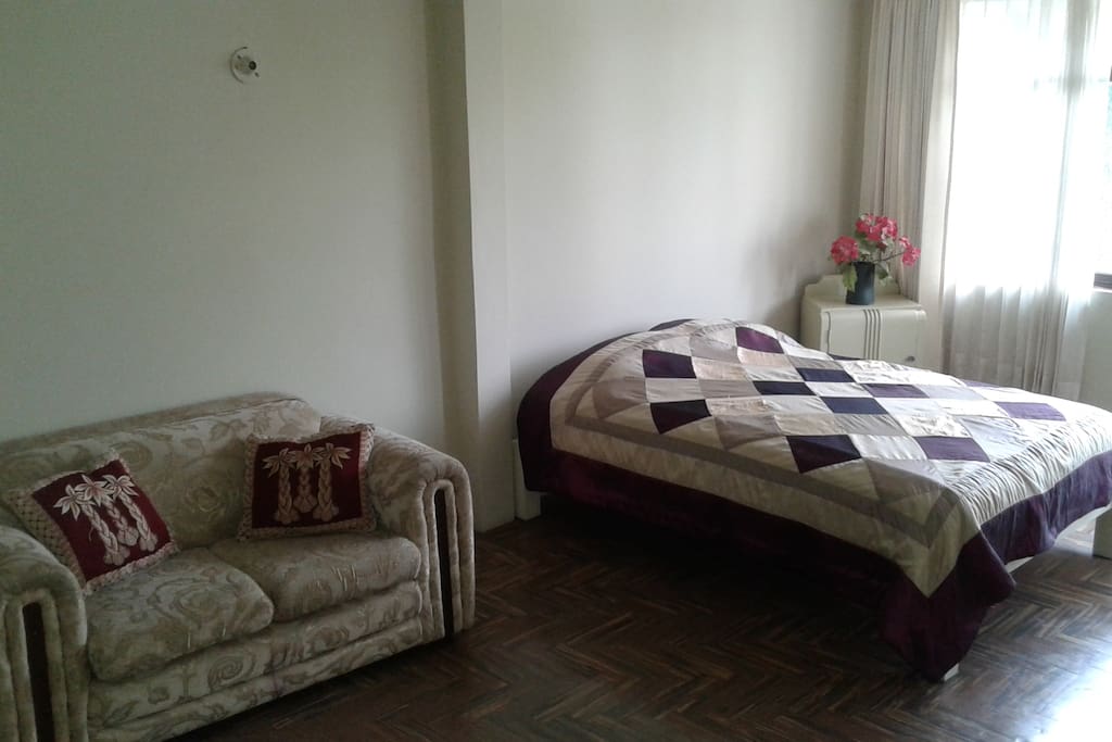 Habitación matrimonial, se puede colocar una cama extra para dos personas