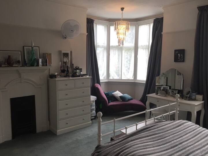 Главна спалня с две спални плюс детски матрак или детско креватче - това е просторна стая