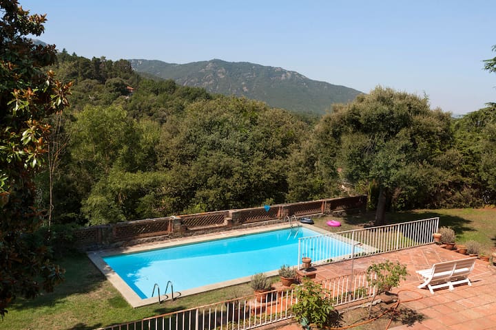 9 bedroom villa with large pool in Viladrau