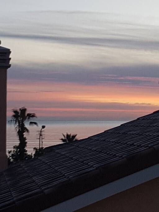 ALBA DALLA FINESTRA DELLA CAMERA