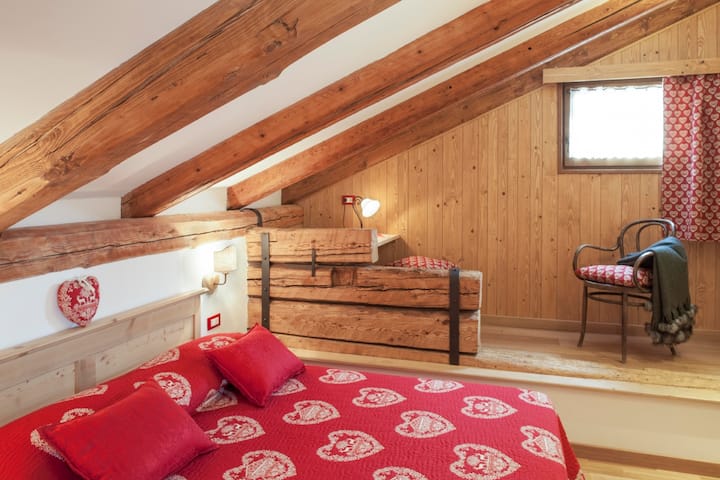 TRILOCALE DELUXE, camera