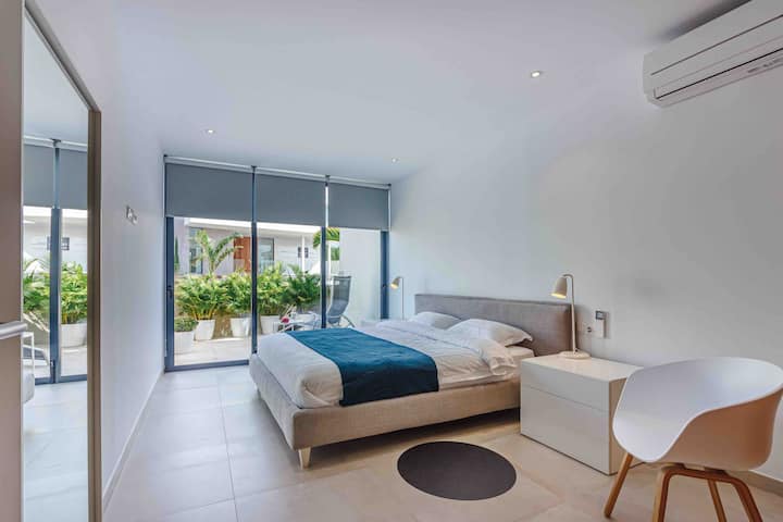 Prvi kat. Prva  spavaća soba s bračnim krevetom 180*200, klima uređaj,  garderoba, terasa  