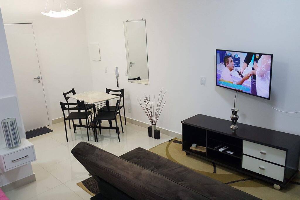 Sala com Sofá-cama com 2 regulagens de encosto ou aberto( fácil locomoção com 2 rodas). SMART TV com Tv Digital e Internet com Wi-fi. Rack com gaveteiro, fácil locomoção com rodas. Tapete. Espelho para o corpo.
