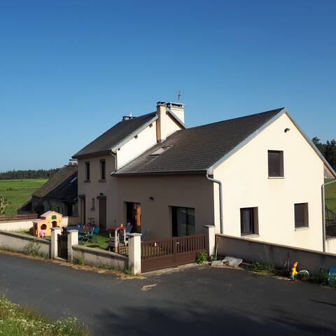 Very spacious bright quiet cottage near A75 aubrac