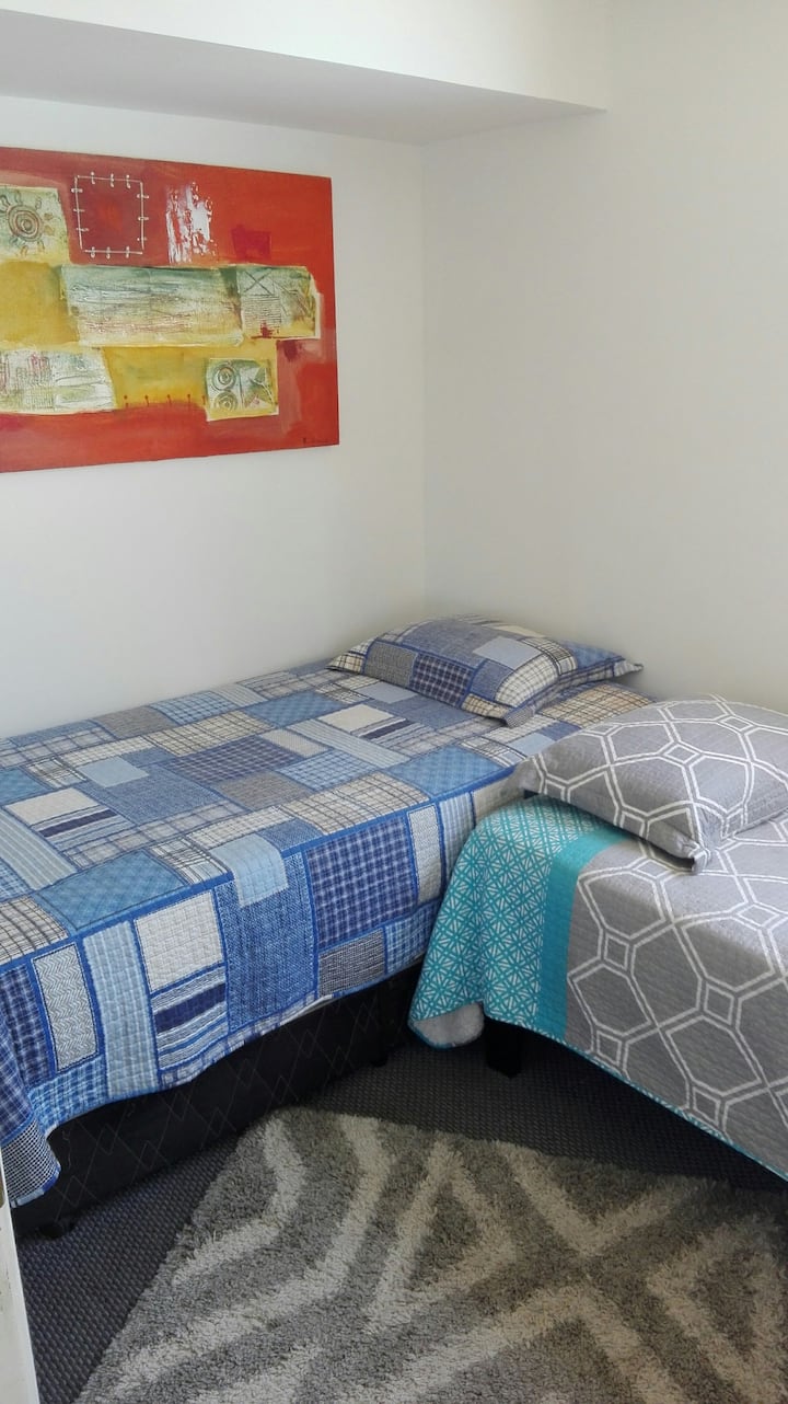 Segundo dormitorio con 2 camas de 1 plaza, y 1 diván cama de 1.5 plazas (cama 1 y 2)