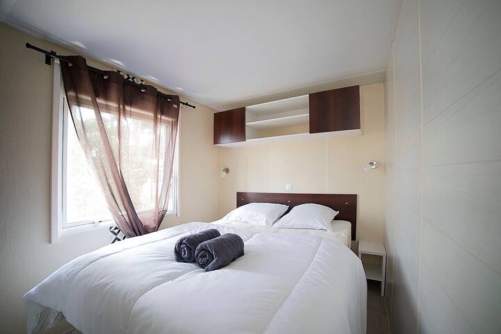 Двойно легло в спалня с гардероби