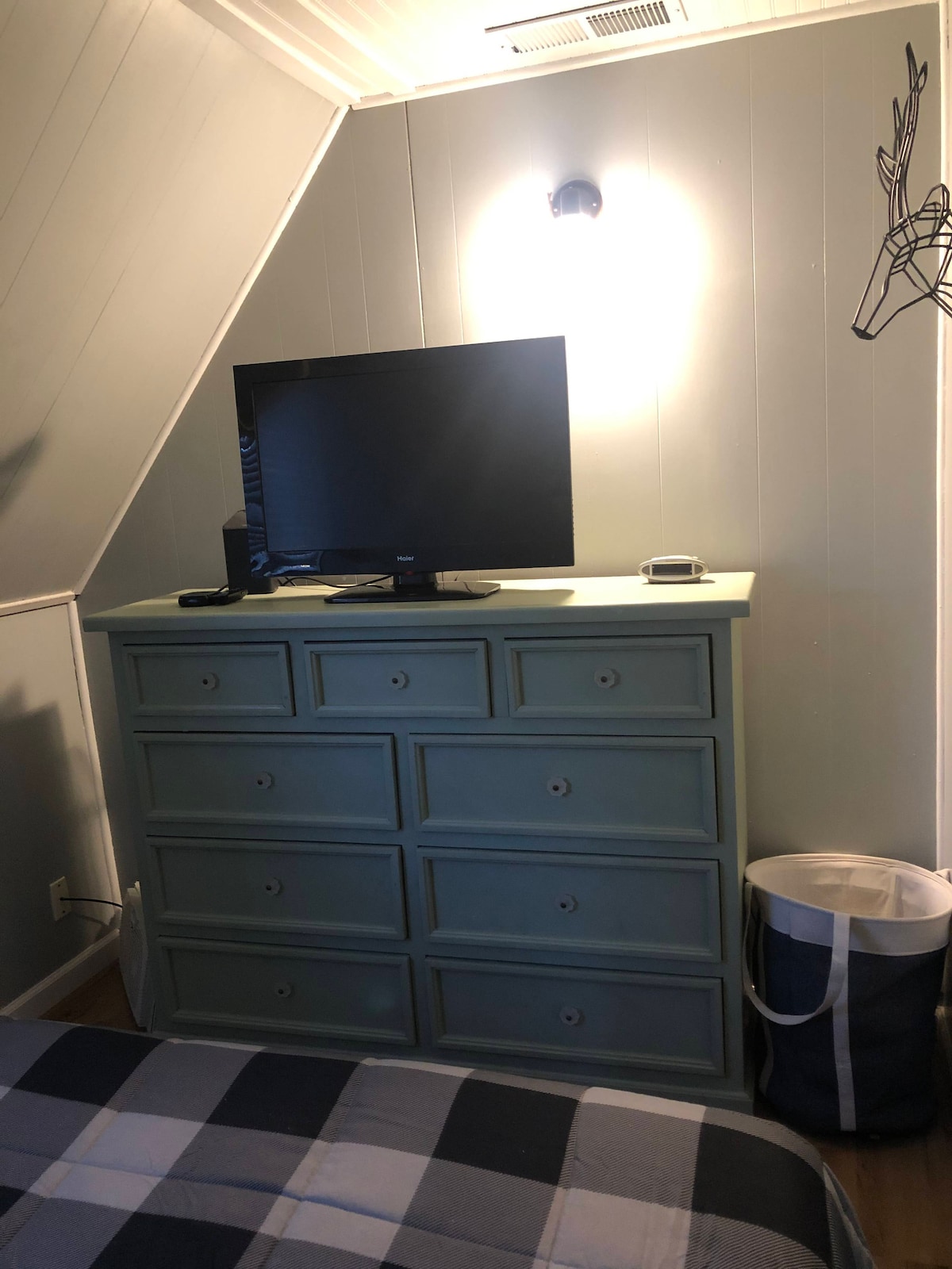 Dhoma e gjumit #1 ka televizor