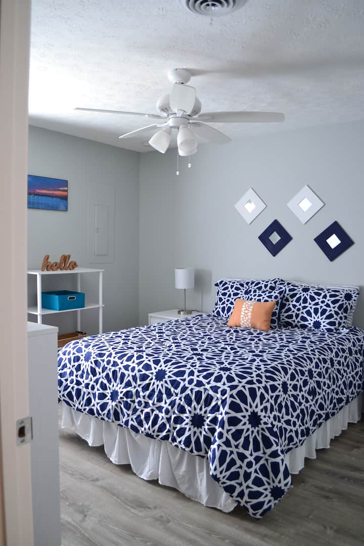 غرفة نوم بسرير بحجم كبير من الإسفنج المرن وستائر معتِّمة وخزانة كبيرة 