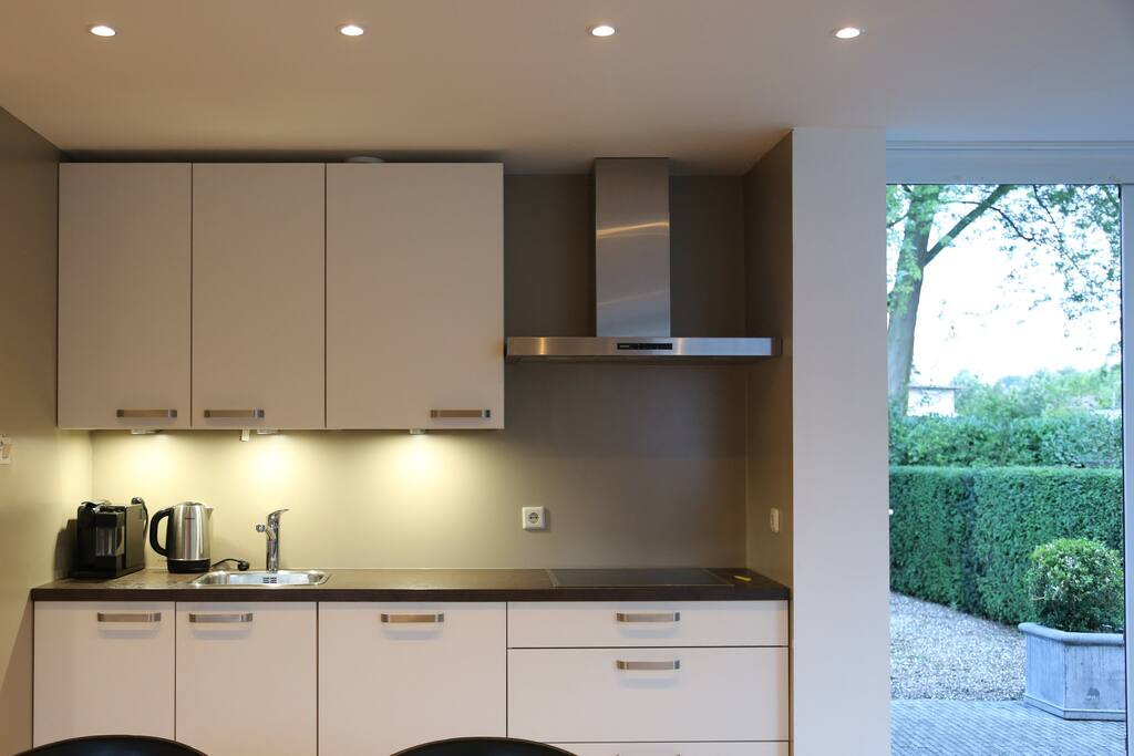 Zeer kompleet ingerichte keuken met vaatwasmachine, combi-oven voor self-catering.
Was/droogcombinatie.
