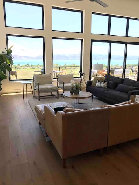 Top performing Airbnb: Kiwi Lake House-Sleeps 19+2 in Garden City