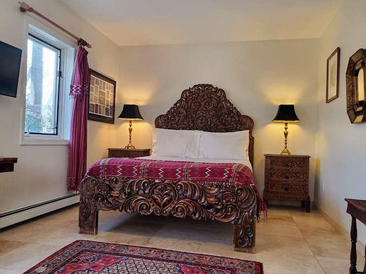 Casa Blanca Inn's Cozy Courtyard Queen Bed Room Bed and breakfasts