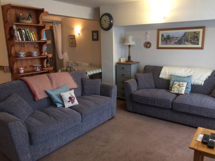 Cosy, light living area with views of the market square .