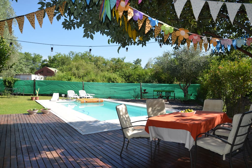 muebles de exterior y luces, piscina.