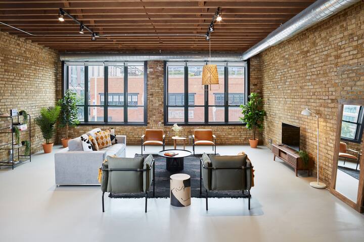 Stunning Designer Loft in Fulton Market, Sleeps 24 gallery image 4