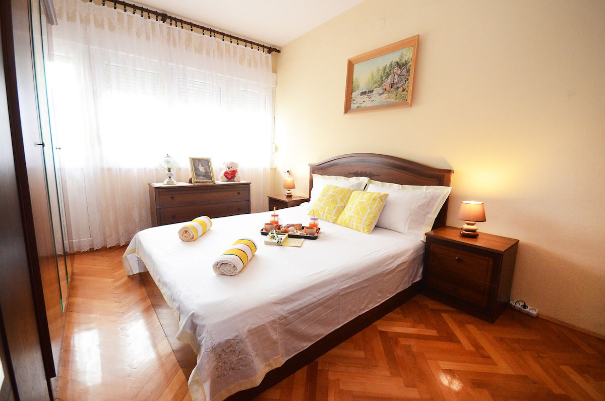 Spavaća soba za goste s balkonom