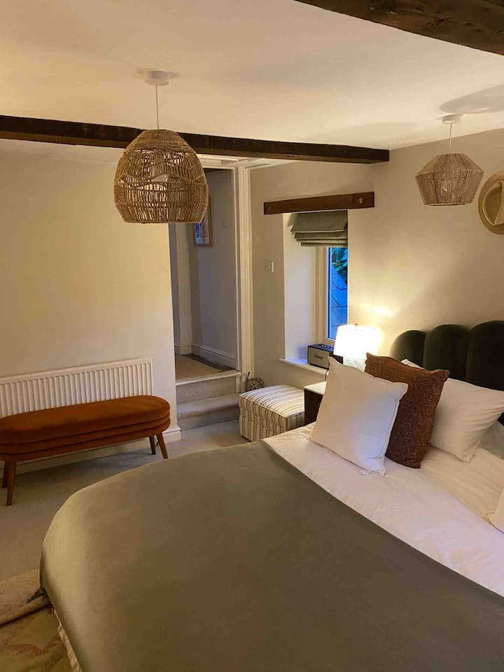 Dhomë gjumi kryesore me krevat super king (6'0 x 6'6), shumë gardërobë dhe sirtar, tavolinë veshjeje dhe 2 tavolina pranë krevatit