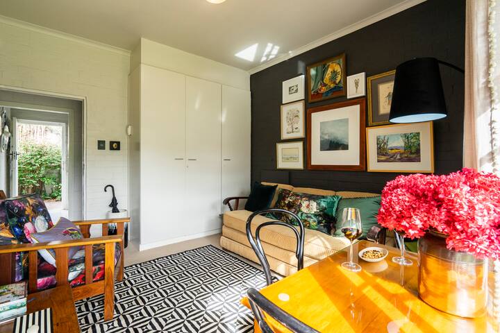 Quaint flat+wifi+pool+grdn+mtn bikes+3km to CBD