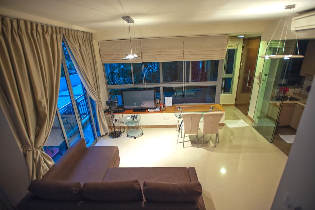 The living room is also great for group discussions and informal meetings.
客厅可当作小组会议用。|客廳可當作小組會議用。