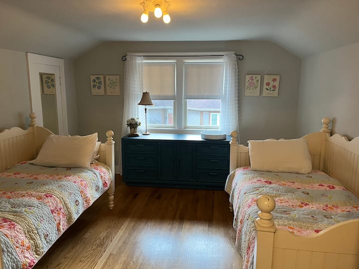 Два двокреветни кревета на вториот кат - достапни се заштитни огради за кревет 