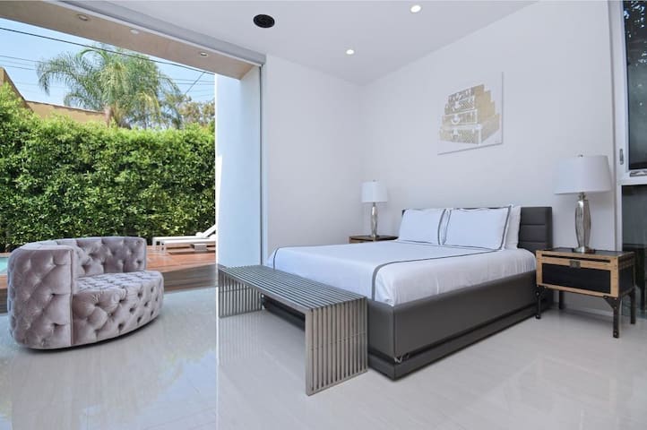 Luxury VERY LUCKY Mansion/No parties allowed gallery image 4