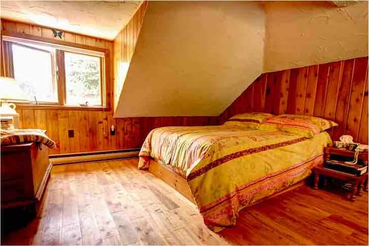 Tercer dormitorio en la planta superior. Ten en cuenta que la escalera conduce directamente a la habitación, no hay puerta.