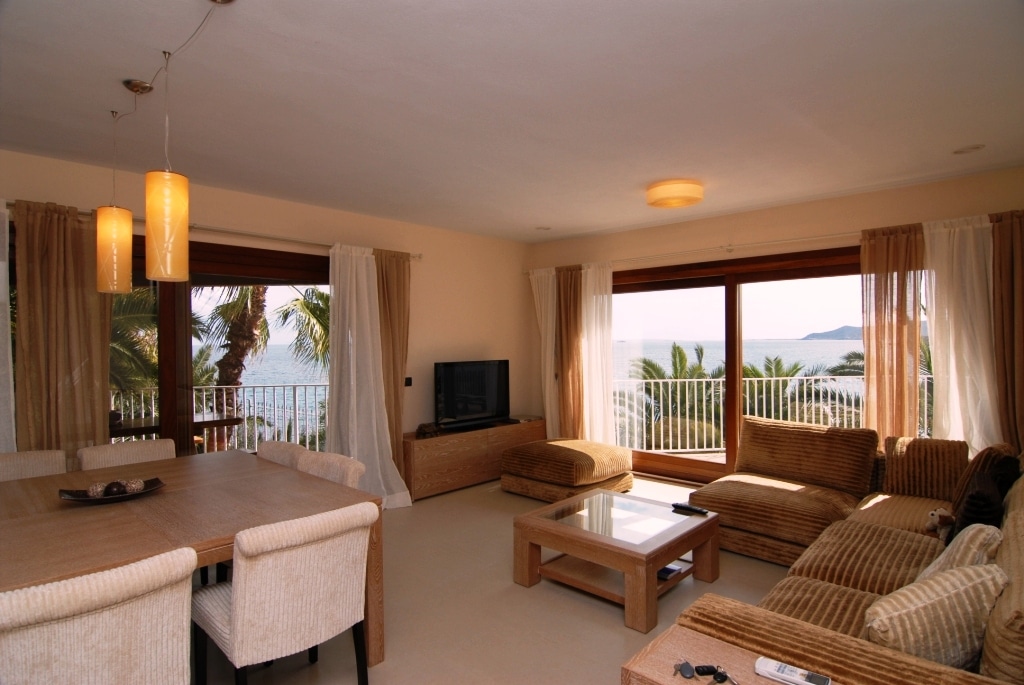 Popular Airbnb listing: BY THE SEA WITH A WONDERFUL VIEWS in Eivissa